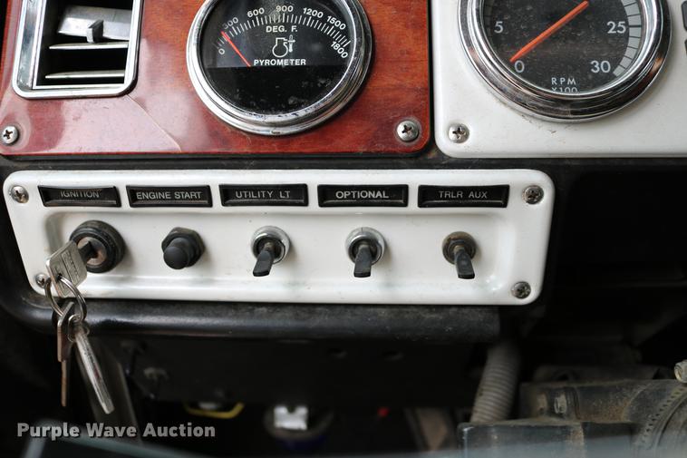 image for item DC3536 1999 Freightliner Classic XL FLD120 semi truck