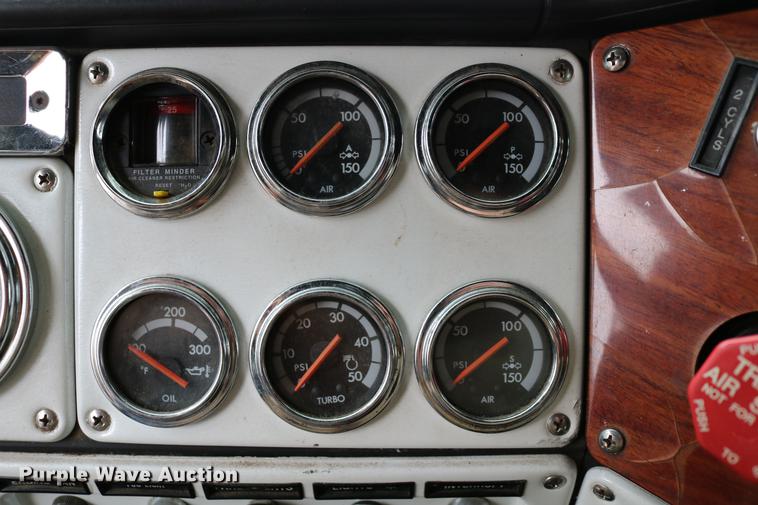 image for item DC3536 1999 Freightliner Classic XL FLD120 semi truck