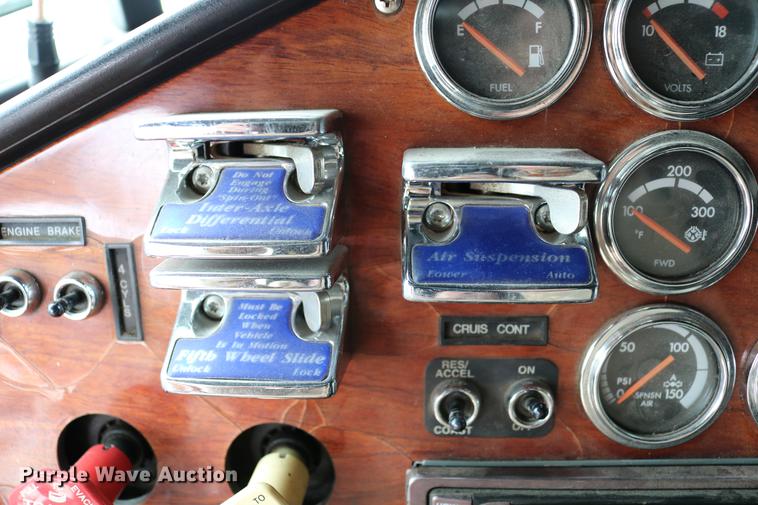 image for item DC3536 1999 Freightliner Classic XL FLD120 semi truck