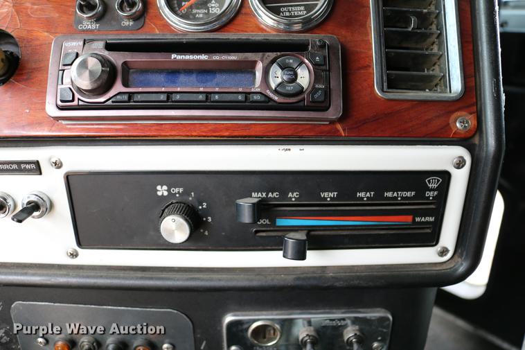 image for item DC3536 1999 Freightliner Classic XL FLD120 semi truck