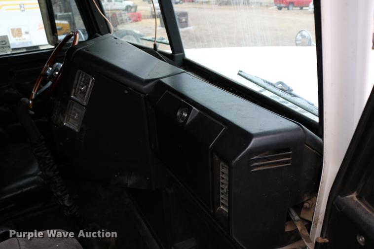 image for item DC3536 1999 Freightliner Classic XL FLD120 semi truck