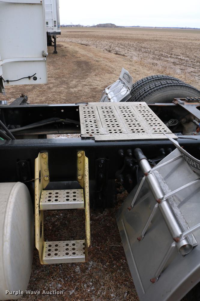 image for item DC3536 1999 Freightliner Classic XL FLD120 semi truck