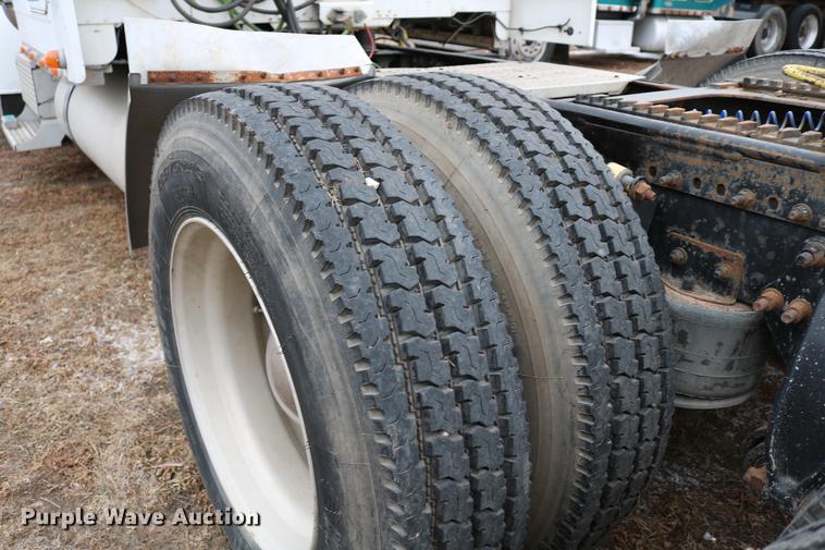 image for item DC3536 1999 Freightliner Classic XL FLD120 semi truck