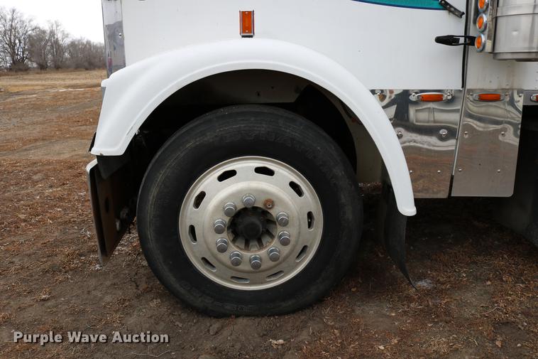 image for item DC3536 1999 Freightliner Classic XL FLD120 semi truck