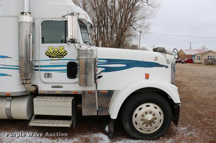 image for item DC3536 1999 Freightliner Classic XL FLD120 semi truck