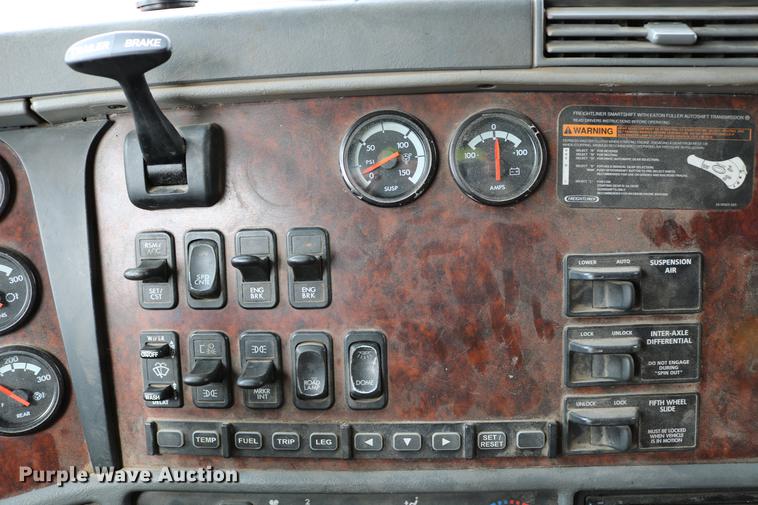 image for item DC3540 2003 Freightliner Century Class ST120 semi truck