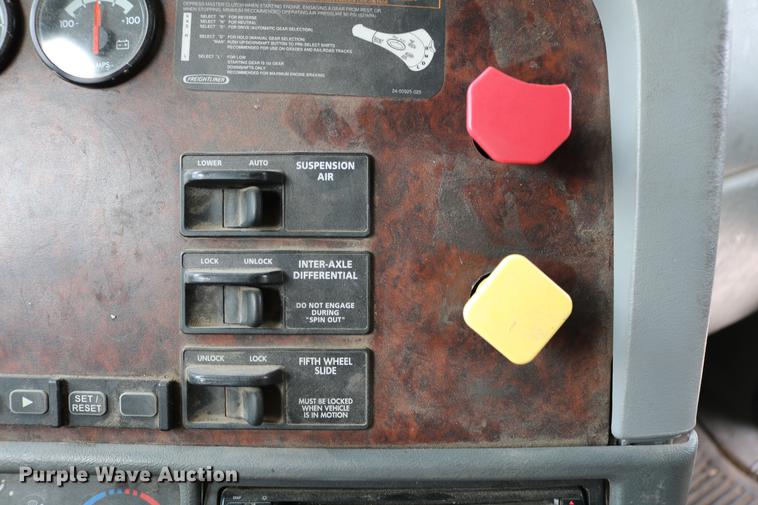 image for item DC3540 2003 Freightliner Century Class ST120 semi truck