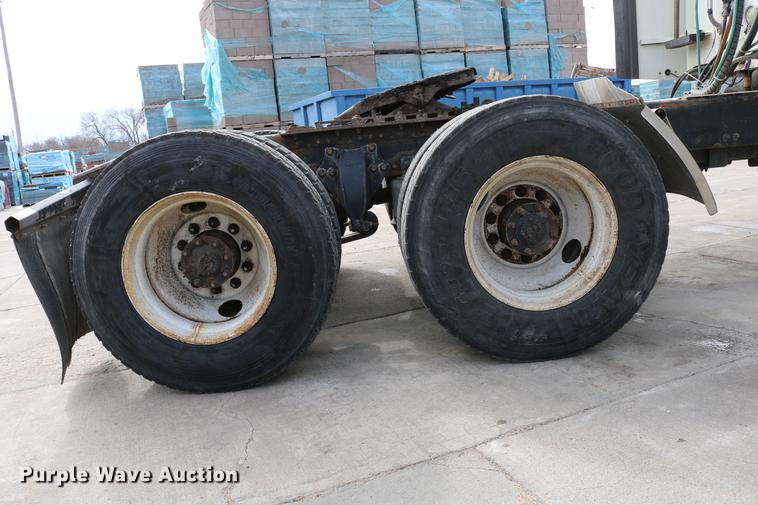 image for item DC3540 2003 Freightliner Century Class ST120 semi truck