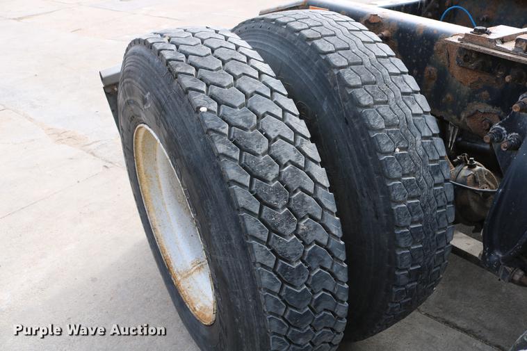 image for item DC3540 2003 Freightliner Century Class ST120 semi truck