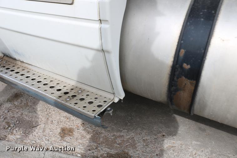 image for item DC3540 2003 Freightliner Century Class ST120 semi truck