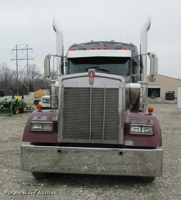 image for item DC4472 2004 Kenworth W900B semi truck