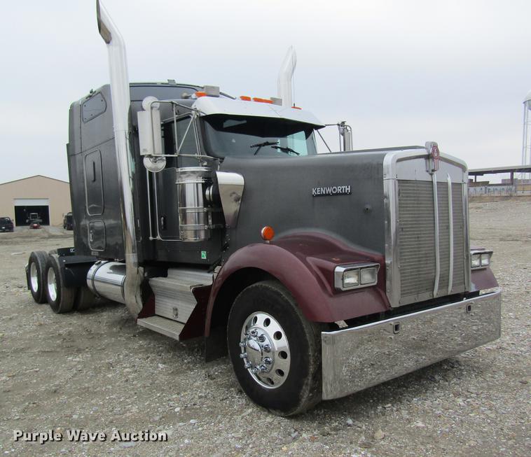 image for item DC4472 2004 Kenworth W900B semi truck