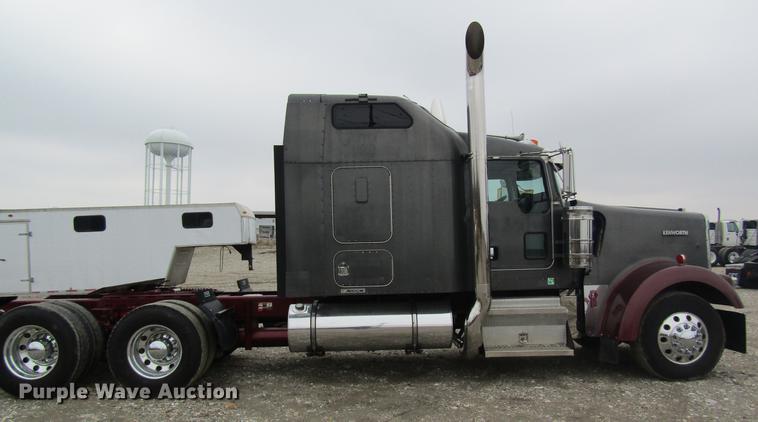 image for item DC4472 2004 Kenworth W900B semi truck