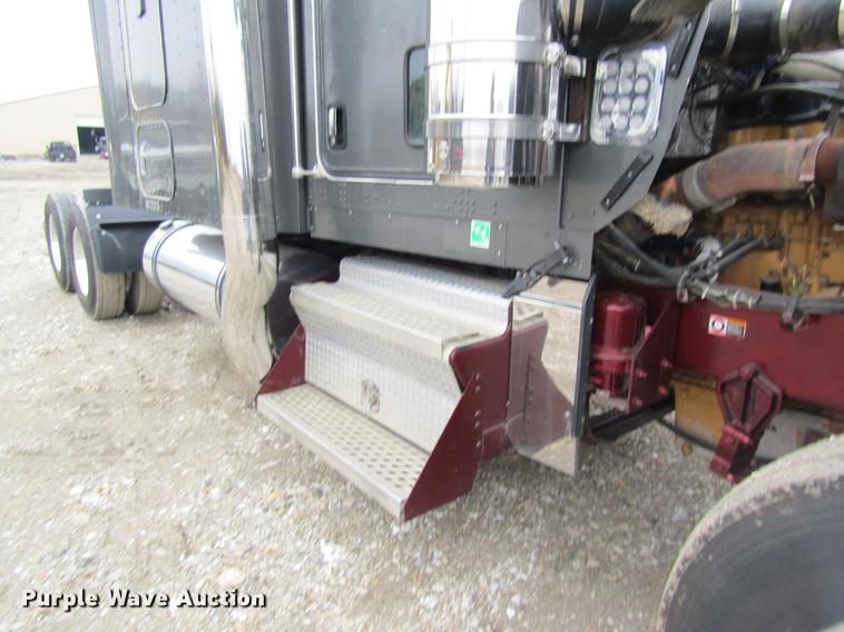 image for item DC4472 2004 Kenworth W900B semi truck