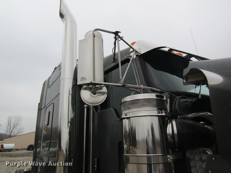 image for item DC4472 2004 Kenworth W900B semi truck