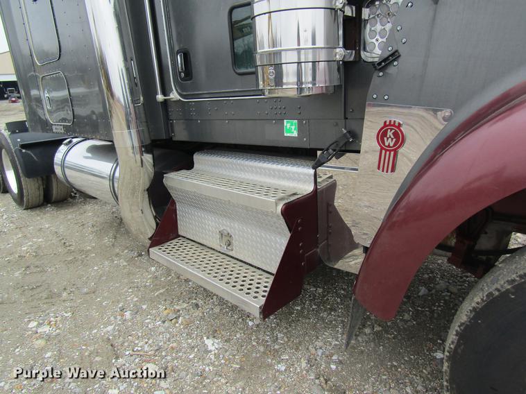 image for item DC4472 2004 Kenworth W900B semi truck
