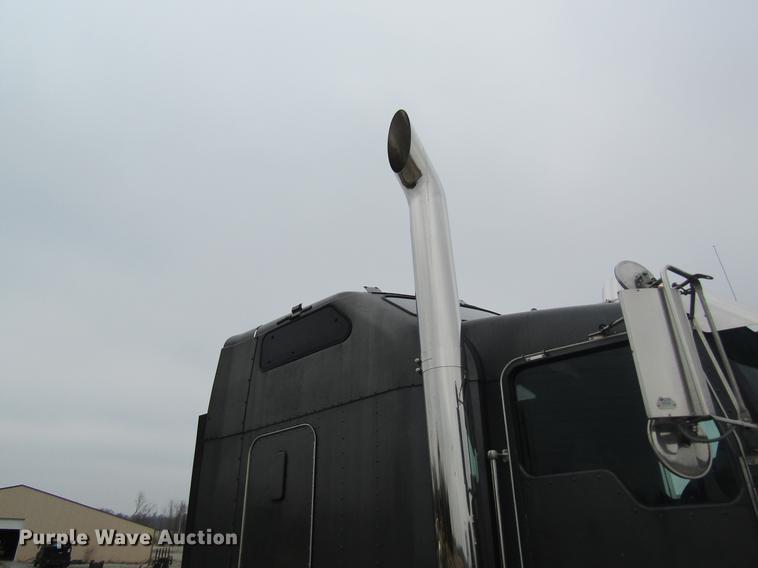 image for item DC4472 2004 Kenworth W900B semi truck