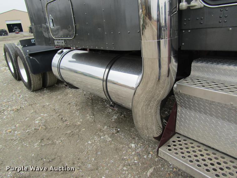 image for item DC4472 2004 Kenworth W900B semi truck