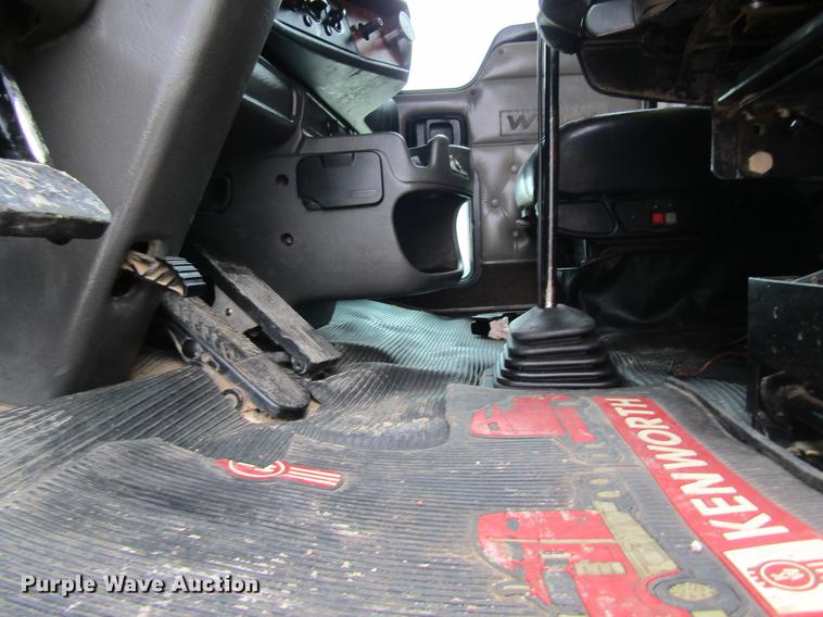 image for item DC4472 2004 Kenworth W900B semi truck