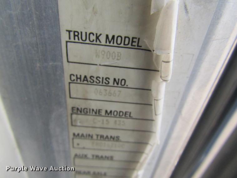 image for item DC4472 2004 Kenworth W900B semi truck