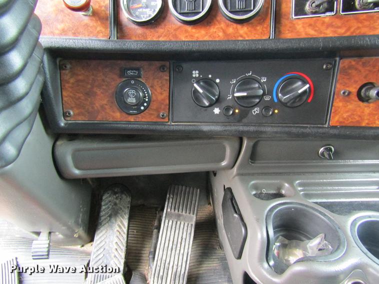 image for item DC4472 2004 Kenworth W900B semi truck