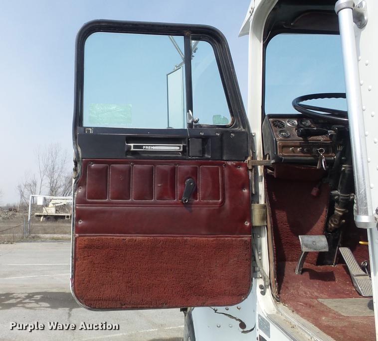 image for item DC7386 1987 Freightliner FLC-64T semi truck