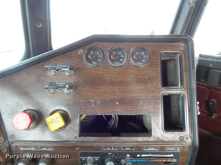 image for item DC7386 1987 Freightliner FLC-64T semi truck