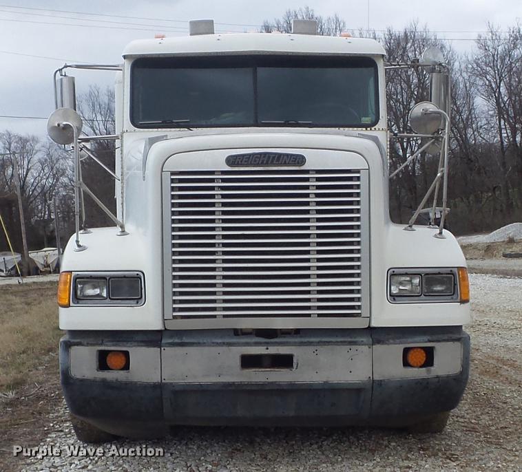 image for item DC7389 1995 Freightliner FLD120 semi truck