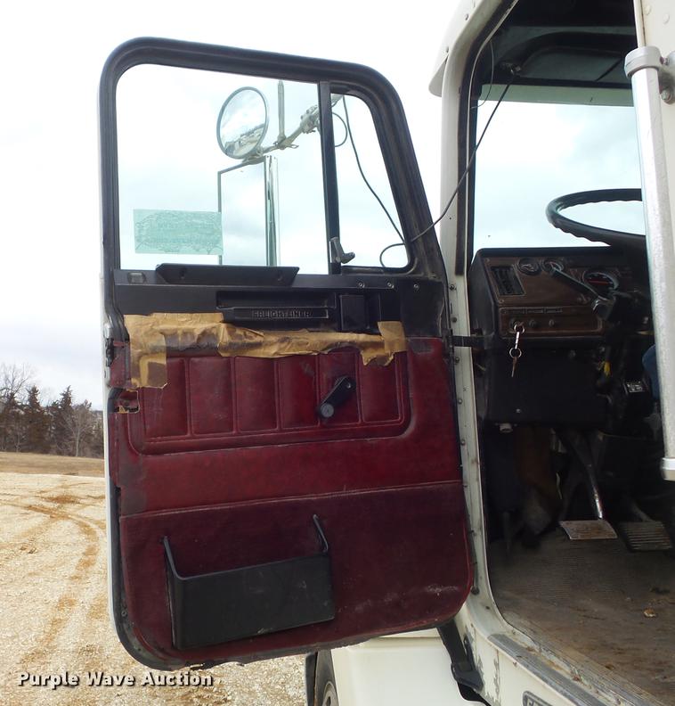 image for item DC7389 1995 Freightliner FLD120 semi truck