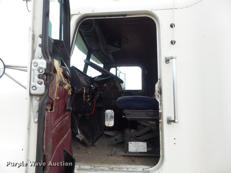 image for item DC7389 1995 Freightliner FLD120 semi truck