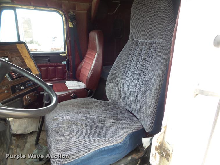 image for item DC7389 1995 Freightliner FLD120 semi truck