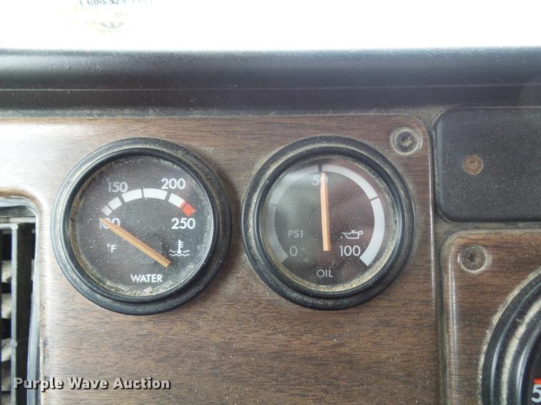 image for item DC7389 1995 Freightliner FLD120 semi truck