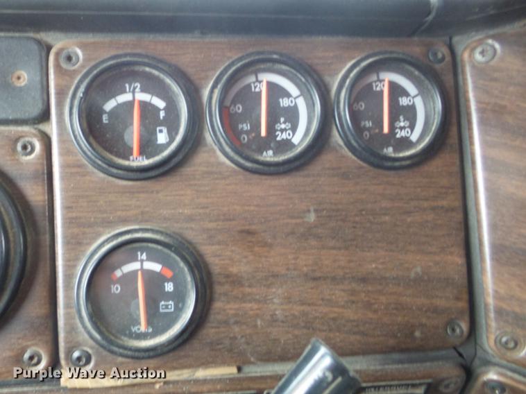 image for item DC7389 1995 Freightliner FLD120 semi truck