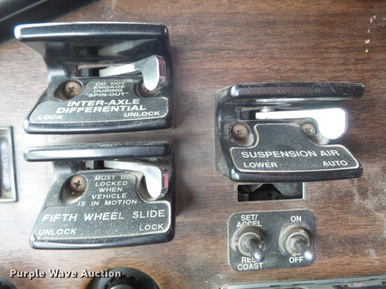 image for item DC7389 1995 Freightliner FLD120 semi truck