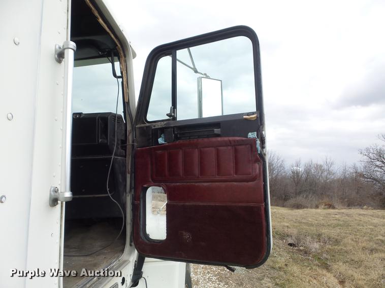 image for item DC7389 1995 Freightliner FLD120 semi truck