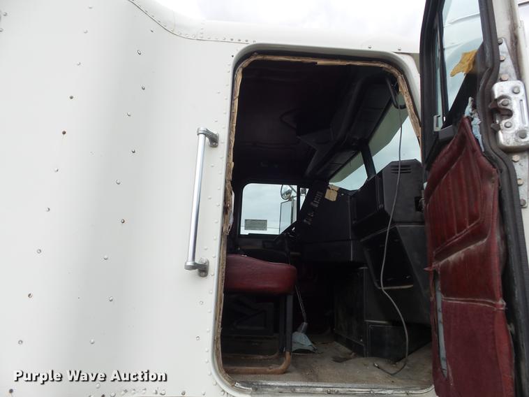 image for item DC7389 1995 Freightliner FLD120 semi truck