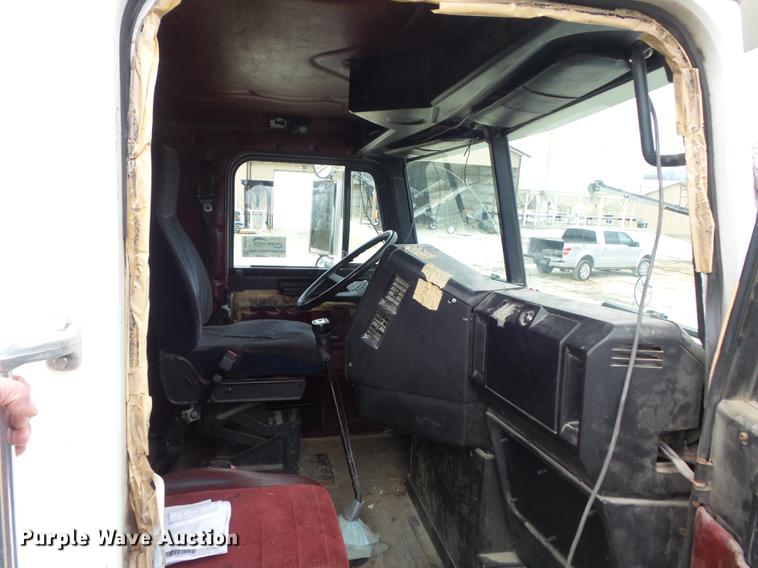 image for item DC7389 1995 Freightliner FLD120 semi truck