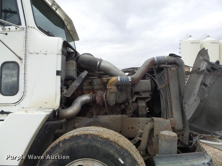 image for item DC7389 1995 Freightliner FLD120 semi truck