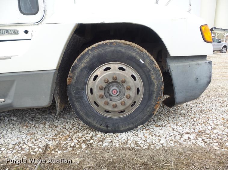 image for item DC7389 1995 Freightliner FLD120 semi truck