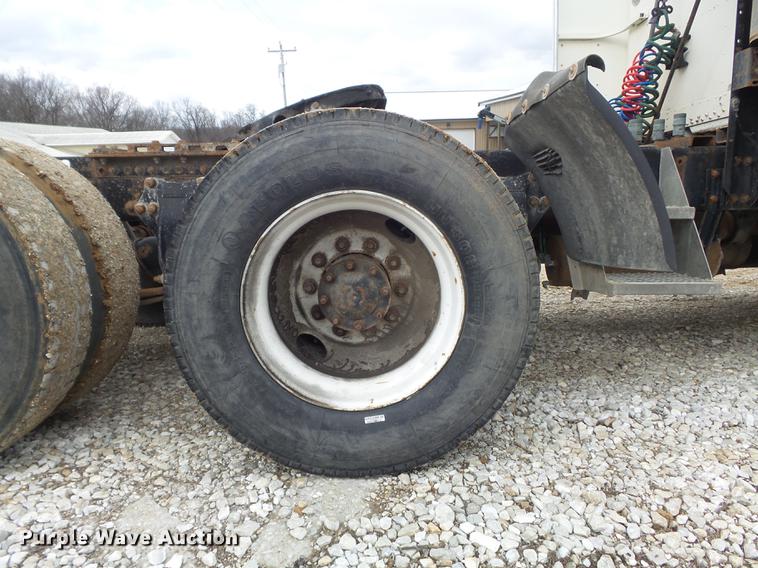 image for item DC7389 1995 Freightliner FLD120 semi truck