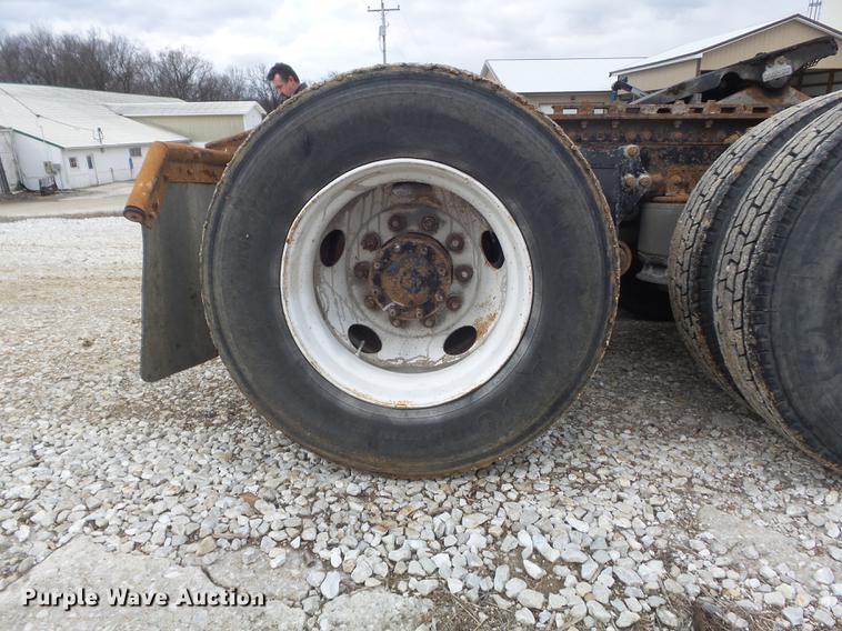 image for item DC7389 1995 Freightliner FLD120 semi truck