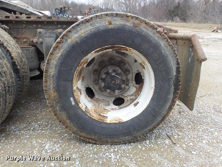 image for item DC7389 1995 Freightliner FLD120 semi truck