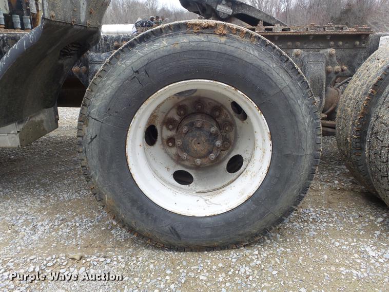 image for item DC7389 1995 Freightliner FLD120 semi truck