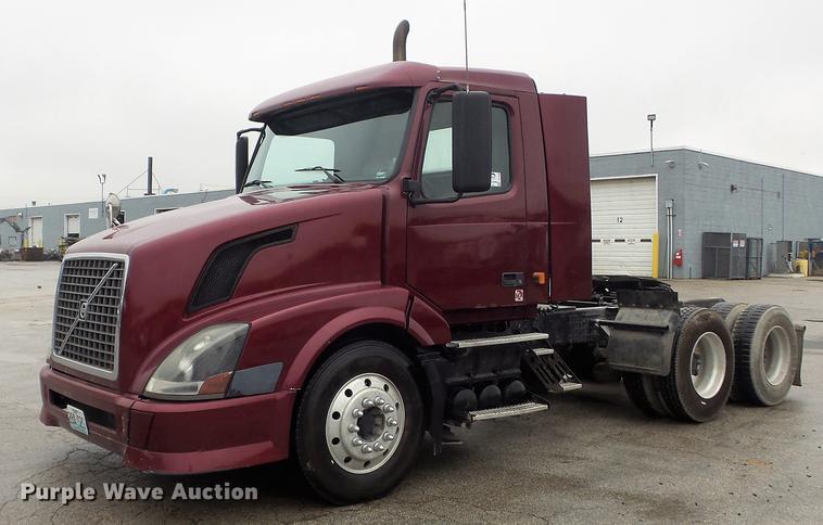 image for item DC7396 2005 Volvo VNL semi truck