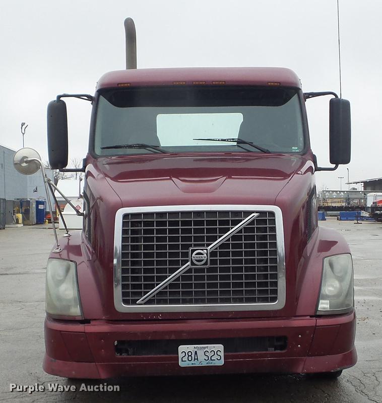 image for item DC7396 2005 Volvo VNL semi truck