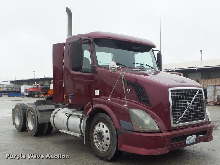 image for item DC7396 2005 Volvo VNL semi truck