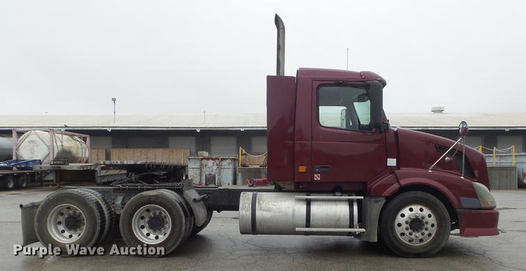 image for item DC7396 2005 Volvo VNL semi truck
