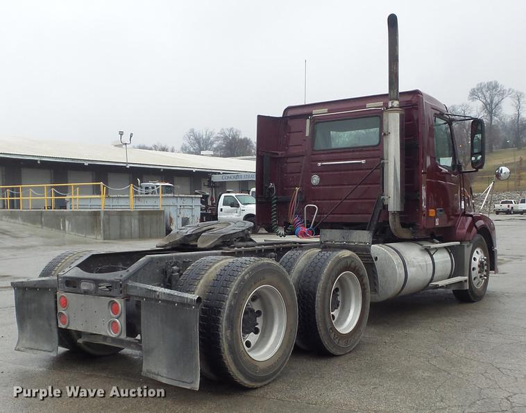 image for item DC7396 2005 Volvo VNL semi truck