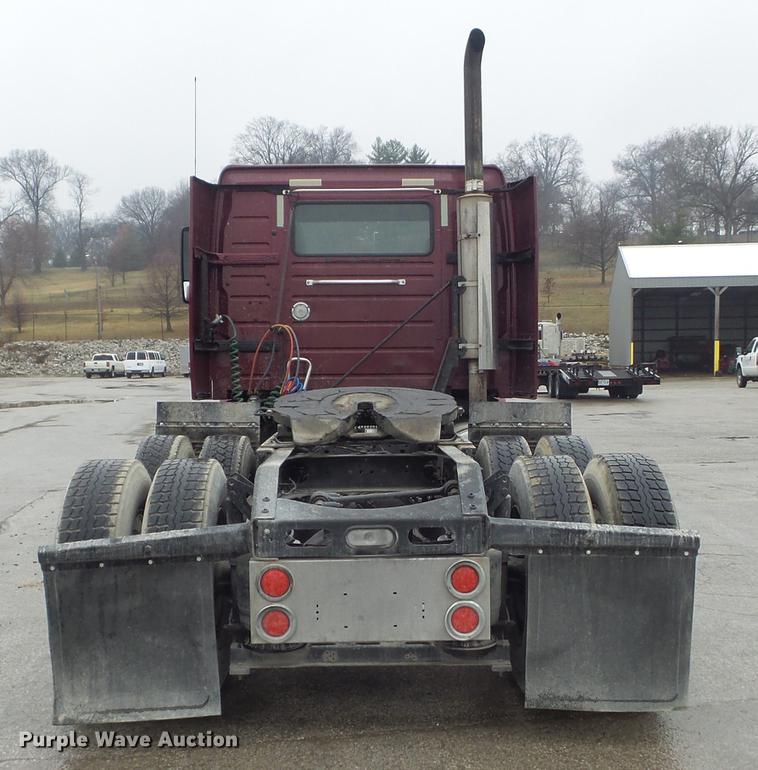 image for item DC7396 2005 Volvo VNL semi truck