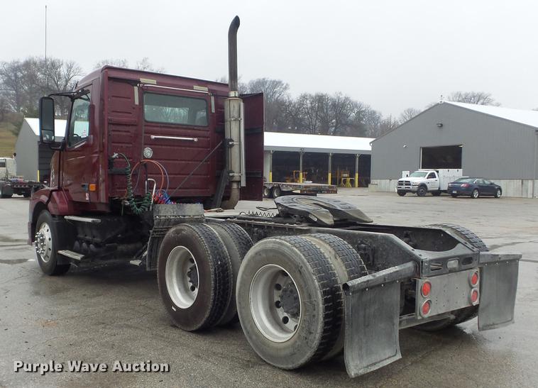 image for item DC7396 2005 Volvo VNL semi truck